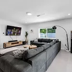 Stylish 4 Bedroom Home With Pool, 12 Minutes To The Beach