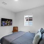 Stylish 4 Bedroom Home With Pool, 12 Minutes To The Beach