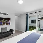 Stylish 4 Bedroom Home With Pool, 12 Minutes To The Beach