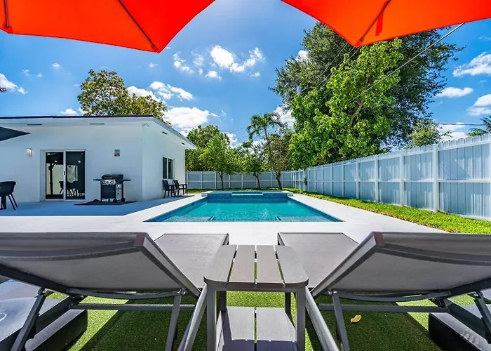 Stylish 4 Bedroom Home With Pool, 12 Minutes To The Beach