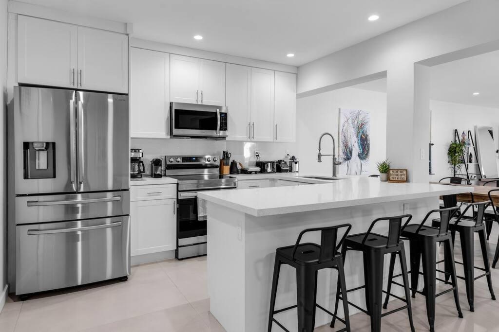 Stylish 4 Bedroom With Pool, 12 Minutes To The