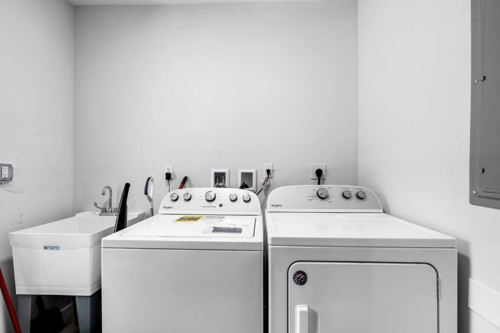 Stylish 4 Bedroom With Pool, 12 Minutes To The *