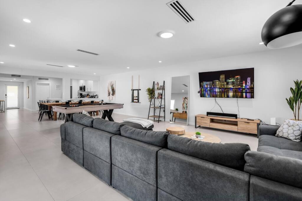 Villa Stylish 4 Bedroom With Pool, 12 Minutes To The *