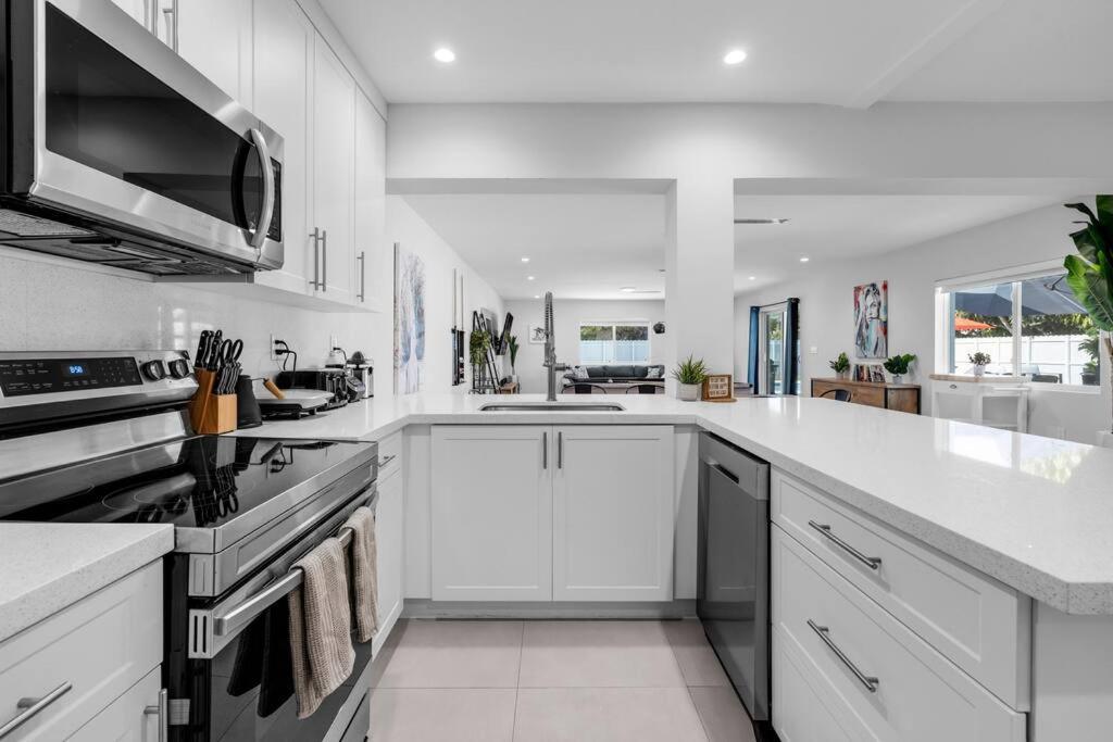 Stylish 4 Bedroom With Pool, 12 Minutes To The *