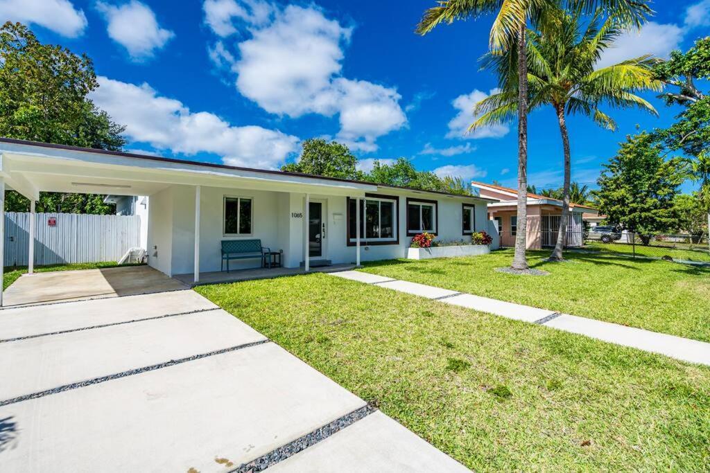 Stylish 4 Bedroom With Pool, 12 Minutes To The