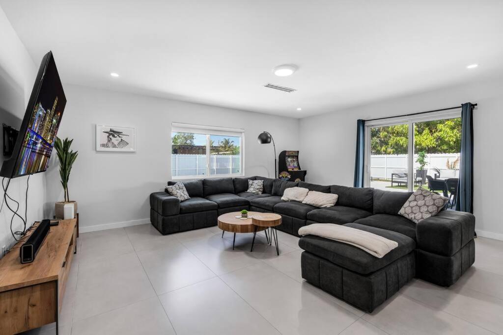Villa Stylish 4 Bedroom With Pool, 12 Minutes To The