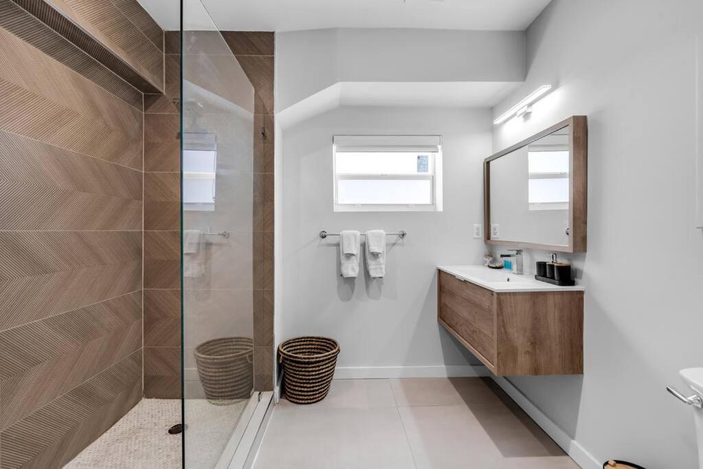 Stylish 4 Bedroom With Pool, 12 Minutes To The