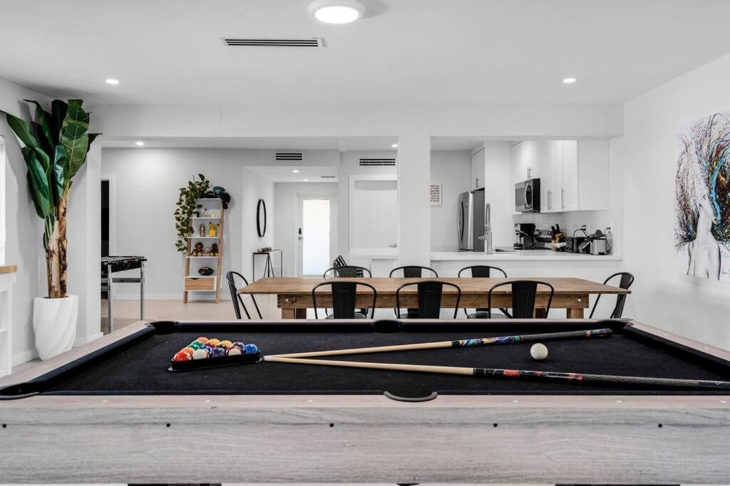 Stylish 4 Bedroom With Pool, 12 Minutes To The *