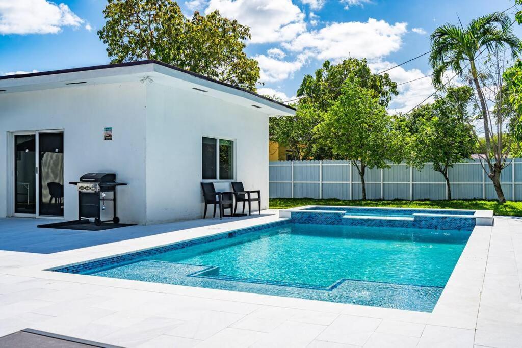 Stylish 4 Bedroom With Pool, 12 Minutes To The *