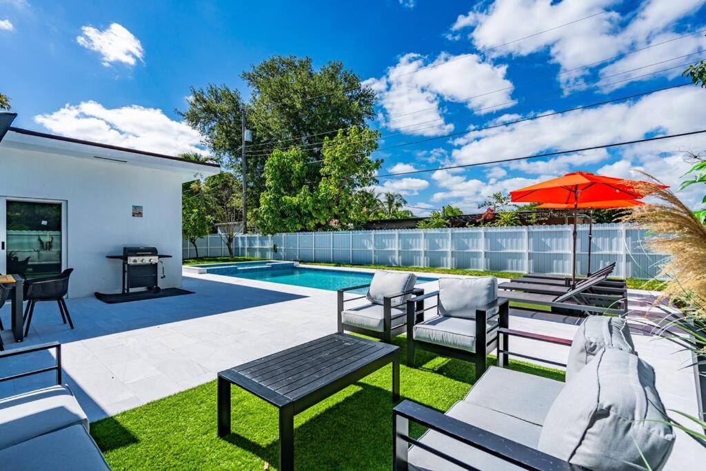 Stylish 4 Bedroom With Pool, 12 Minutes To The *
