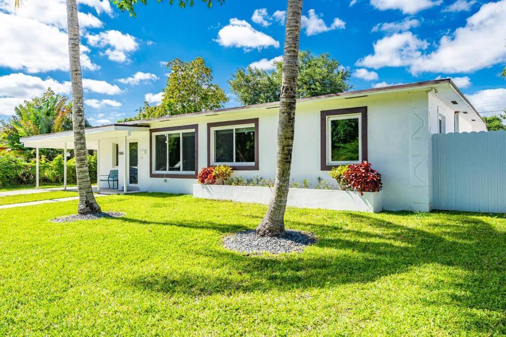 Stylish 4 Bedroom With Pool, 12 Minutes To The
